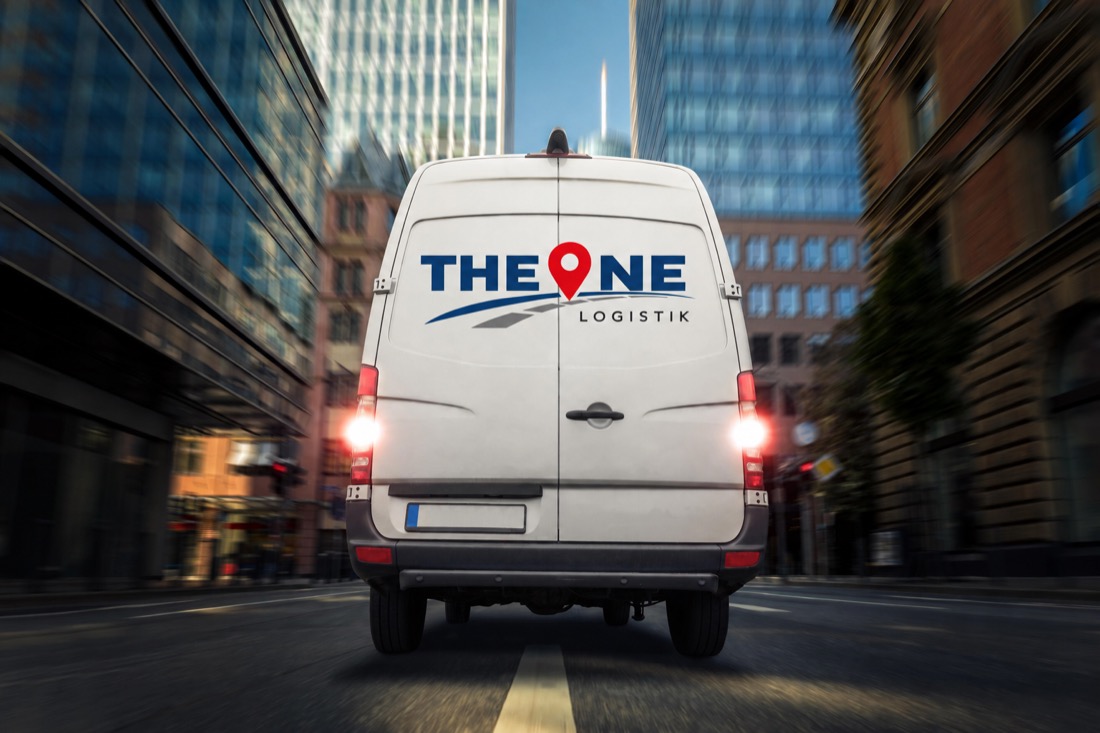 Symbolmotiv: Transporter mit THE ONE Logo auf einer Stadtfahrt